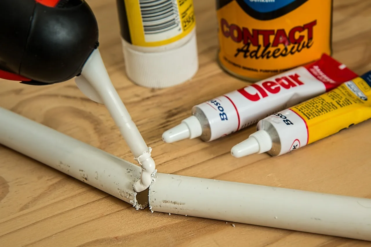 Coller du plastique, coller du plastique : tout ce qu’il faut savoir pour réussir !